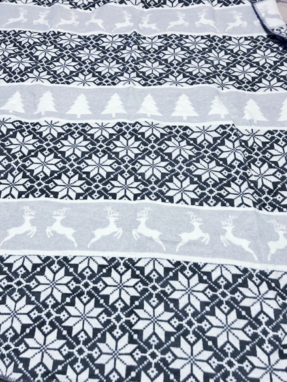 Docofil White Reversible Throw Blanket Holiday